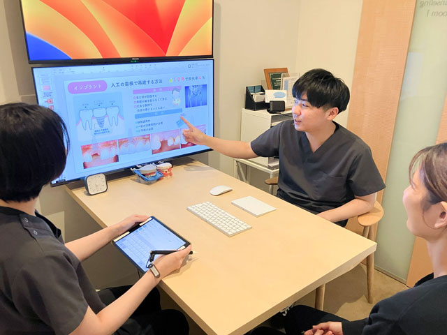 個室カウンセリングで説明する様子 ひろた哲哉歯科・矯正歯科