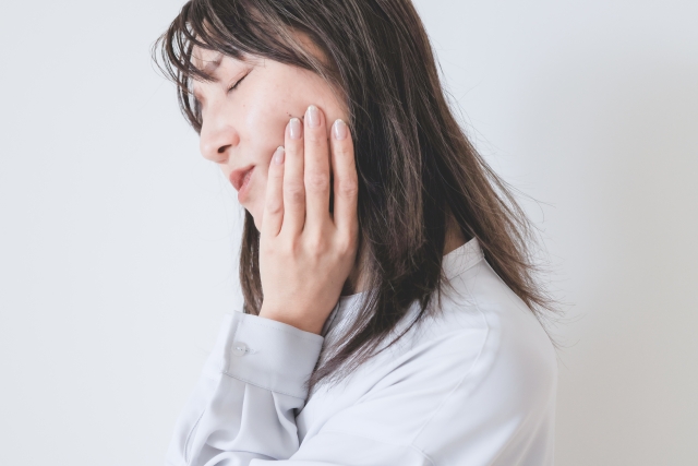 奥歯が痛い女性イメージ ひろた哲哉歯科・矯正歯科