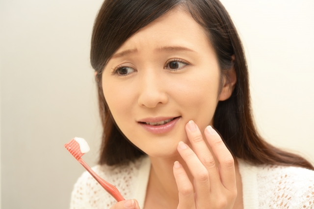 昔治療した歯に不安を感じる40代以降の方のイメージ（福岡市南区）