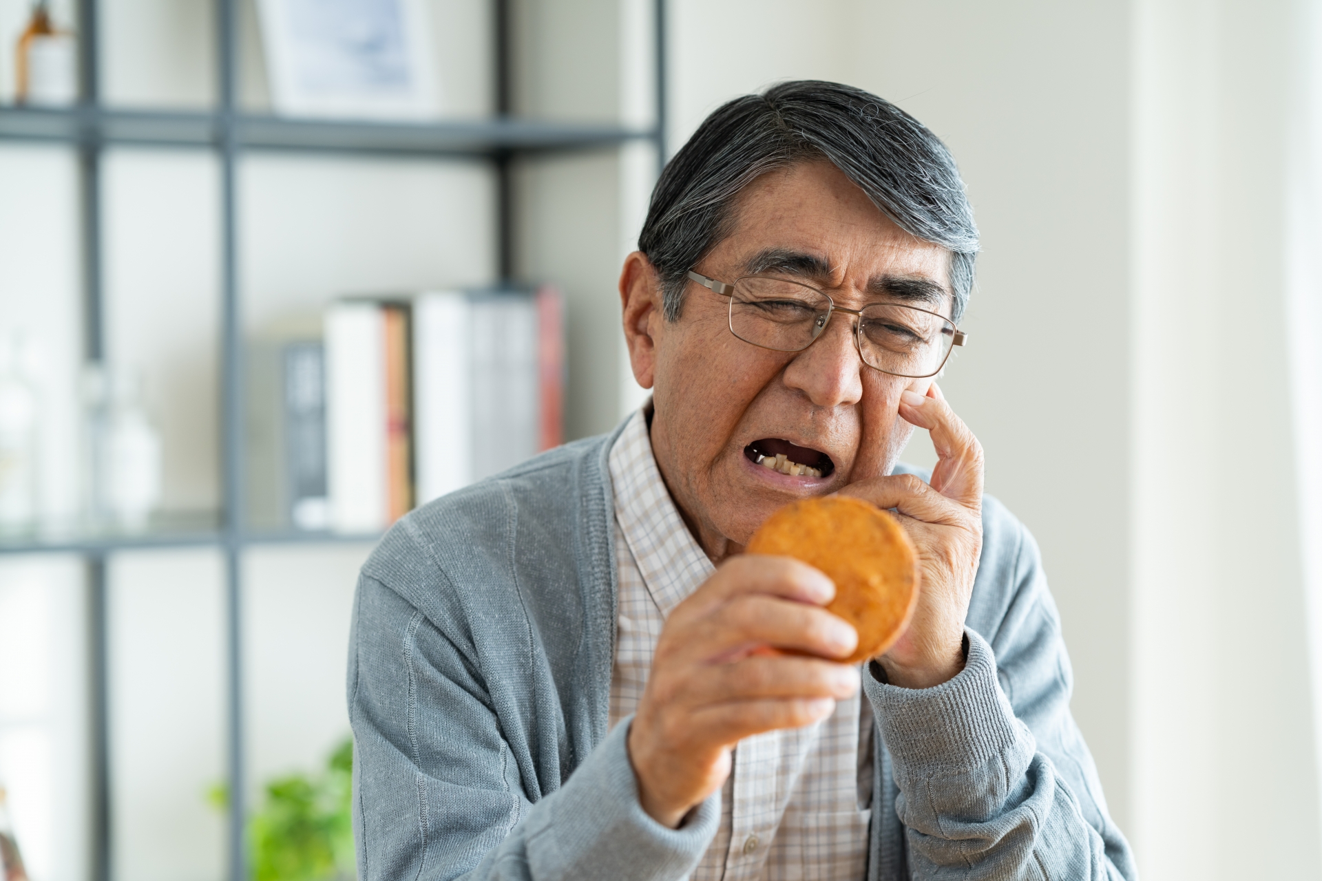 片方で噛むと歯が痛い症状をイメージした写真